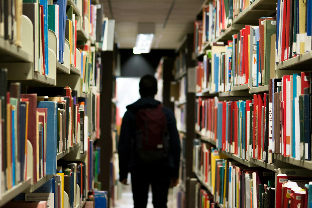 Leerling krijgt huiswerkbegeleiding aan een rustige studieplek