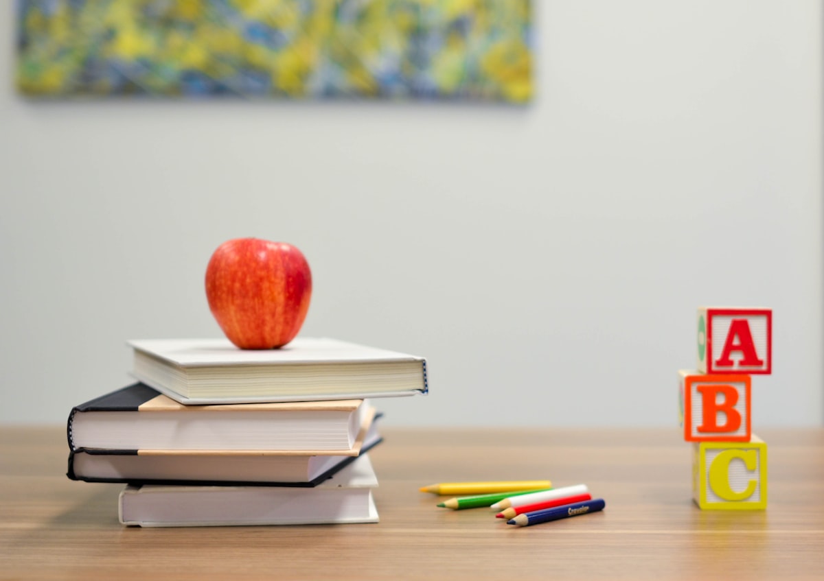 Kind met rugzak op weg naar de middelbare school