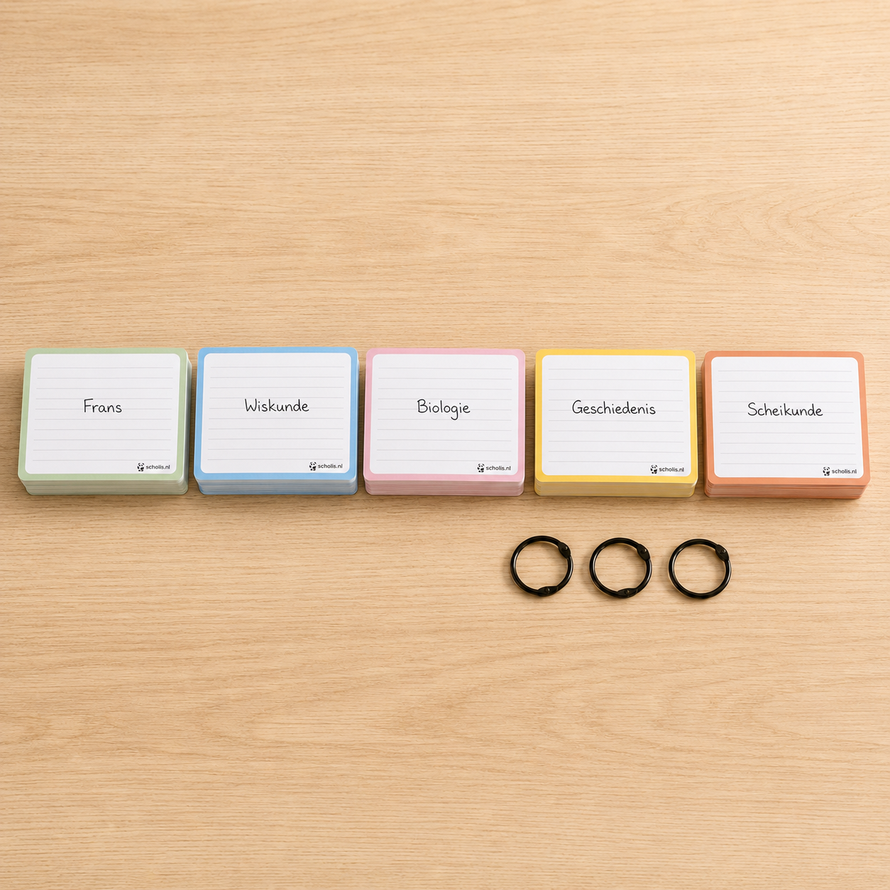 Scholis flashcards gesorteerd per schoolvak in pastelkleuren met zwarte klikringen — overzichtelijk studeren